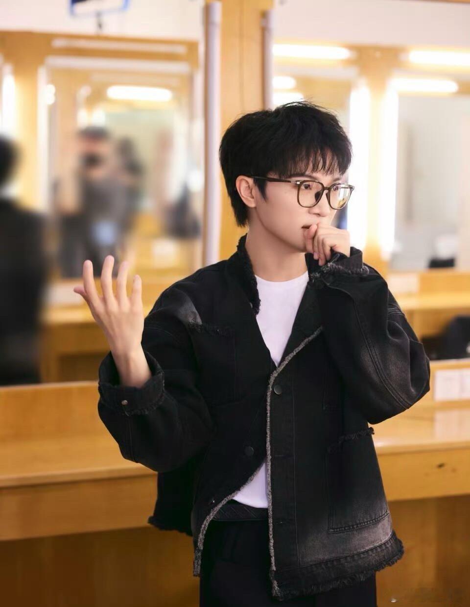 “装深沉”的深深认真工作的深宝，好帅周深