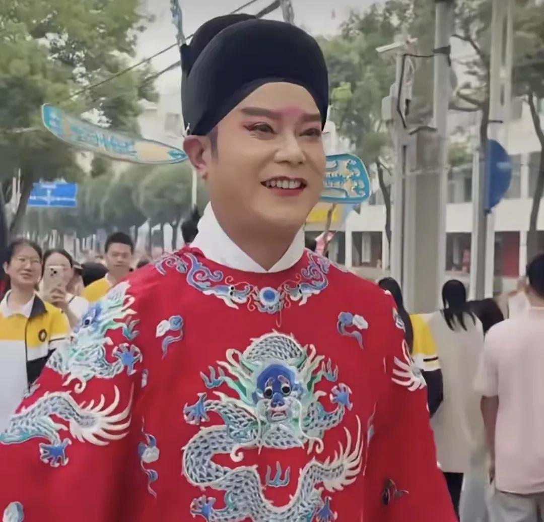 武汉高考生林雨泽爸爸身穿状元服火了，终于不是只有穿旗袍妈妈了武汉高考首日，一位