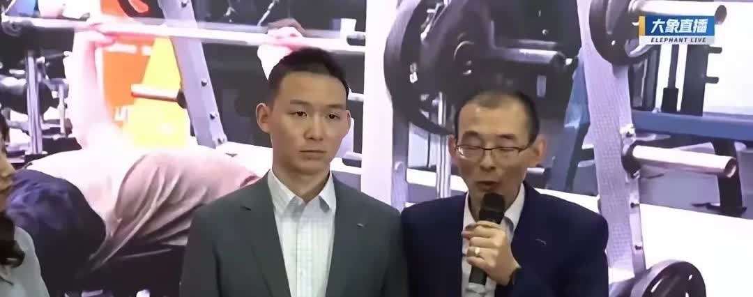 谢爸终于兑现了自己的承诺，团圆宴上给谢浩男一张银行卡，购买奔驰G3！可谢浩男