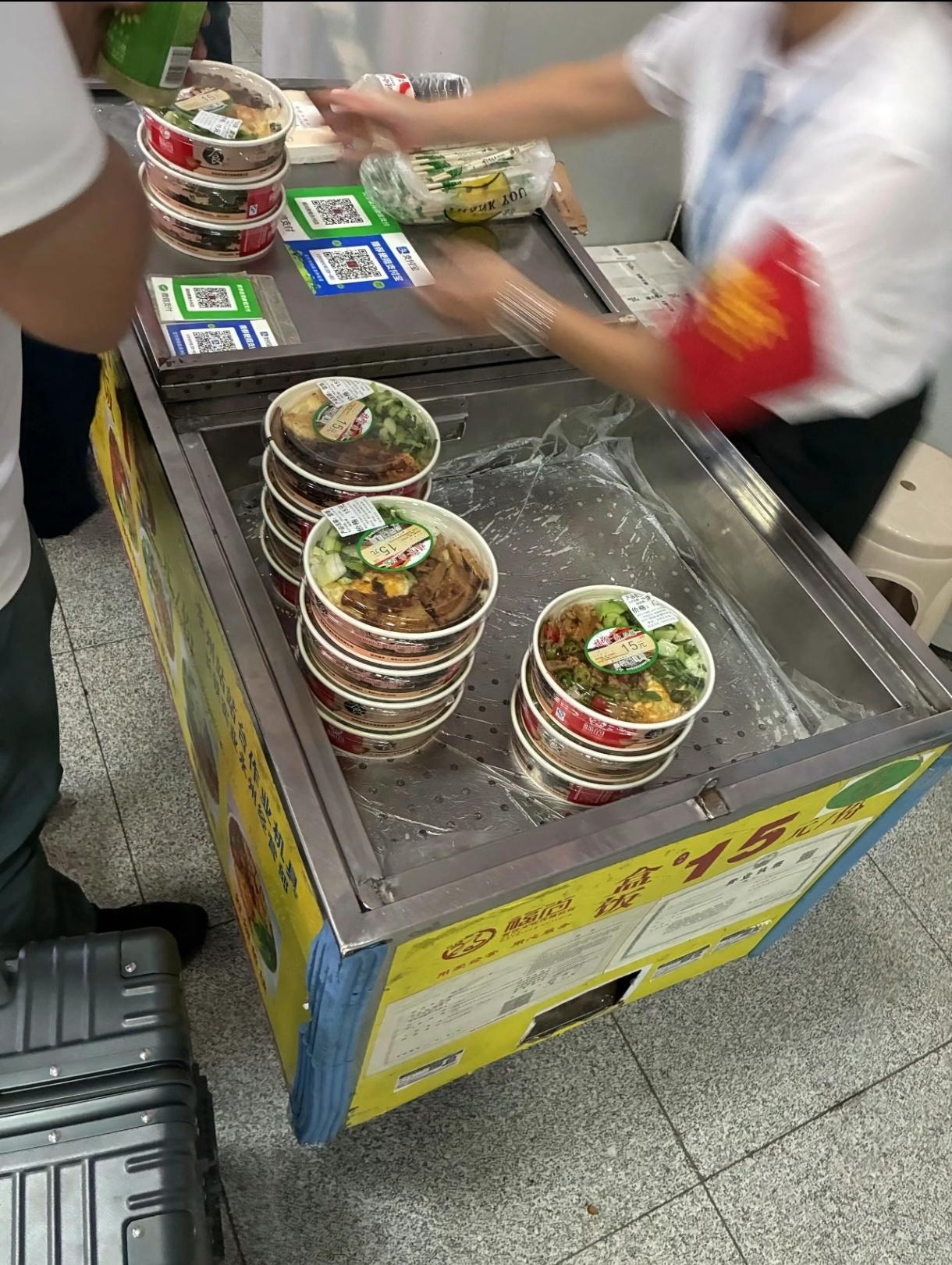 北京站的盒饭，一个鸡腿/2个丸子，土豆丝，炒木耳，少量咸菜，也是15元一份。火车