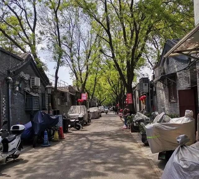 众多人感到困惑，为何在北京二环以内，还留存着如此众多的老旧胡同平房，而不再进行拆