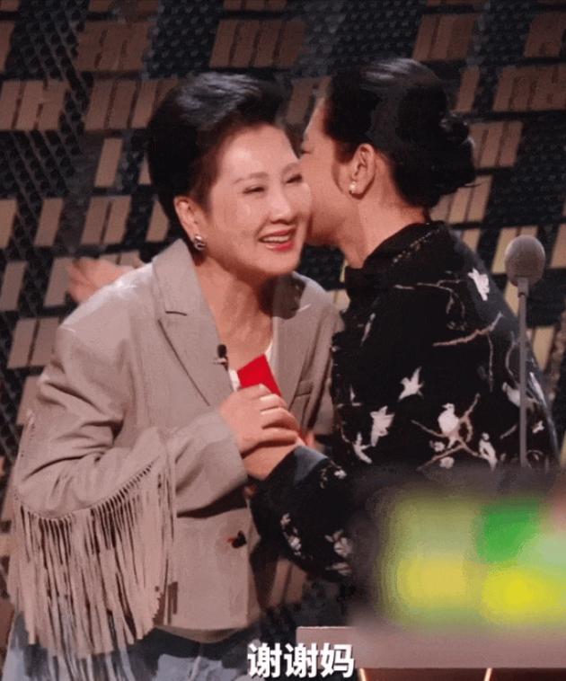 66岁的倪萍被63岁的张凯丽当场叫妈，倪萍愣了三秒钟，甩出几句话让人直竖大拇指，