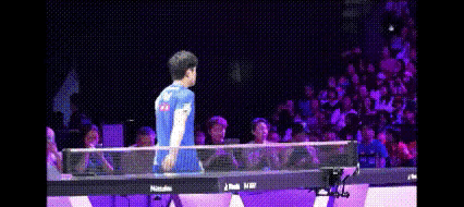 不要听张本“一面之词”，来看不同角度！王皓明明早早在等候张本过来握手，注意啊