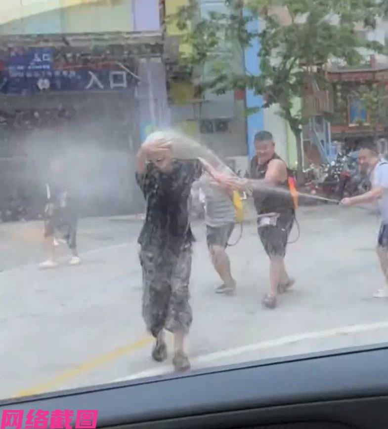 云南有女子和男友，这次开车出门却赶上泼水节，只是女子下车买东西途中被他人盯住，当