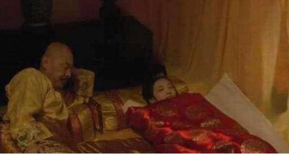 侍寝的妃子抬上龙床后最怕什么？不是皇帝，而是枕边那根油光发亮的棍子。明嘉靖二