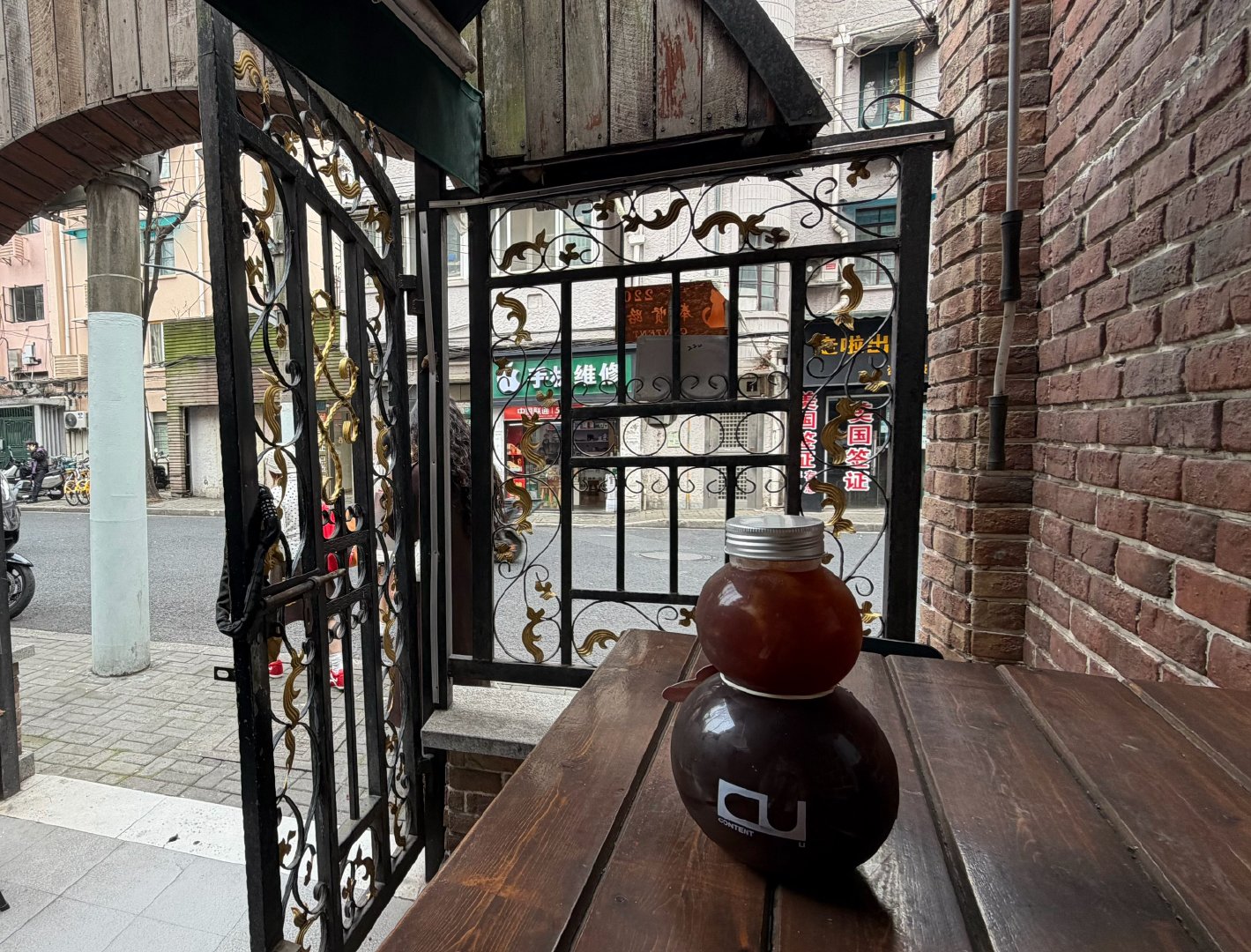 在奉贤路的路边咖啡馆买了一葫芦冰美式