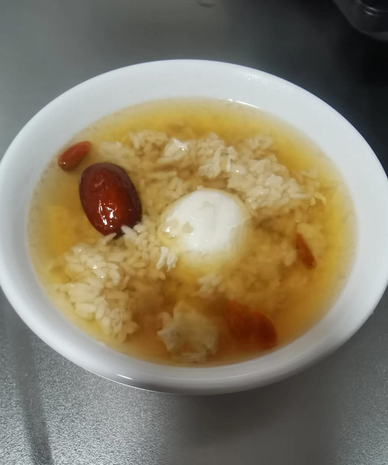 为了减肥，早上红糖水煮醪糟加一个鸡蛋。中午饭吃得少，牛肉板筋加豆花加点炒白菜，