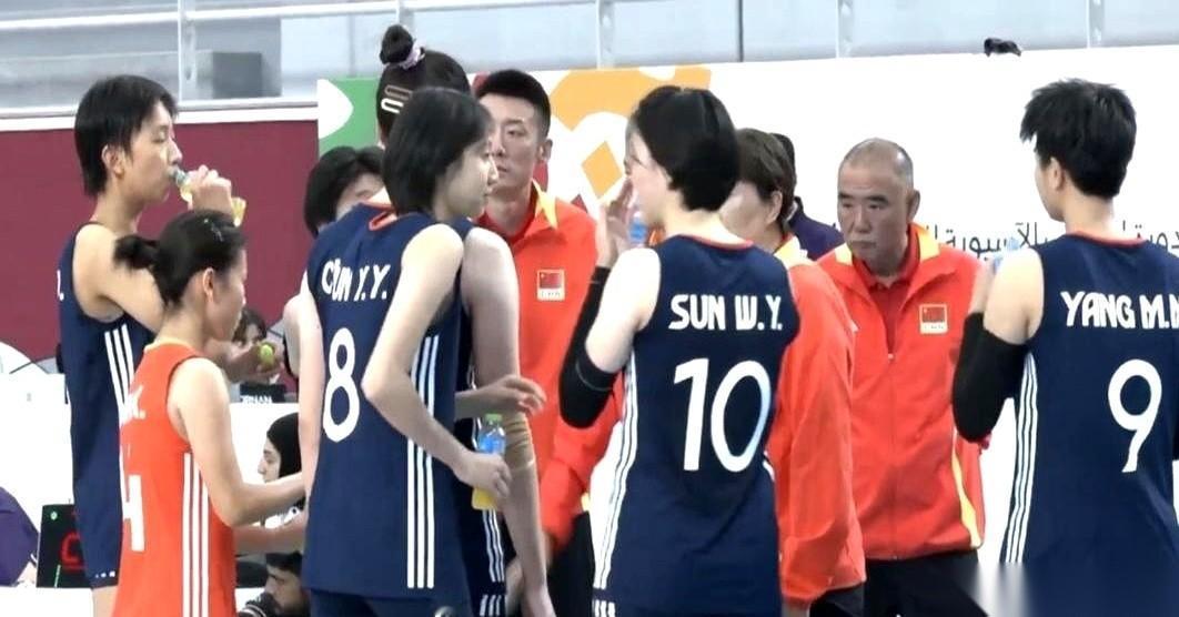 真的,就一张暂停时的转播截图,把我看沉默了。主教练在那边急得画战术板,小队员们