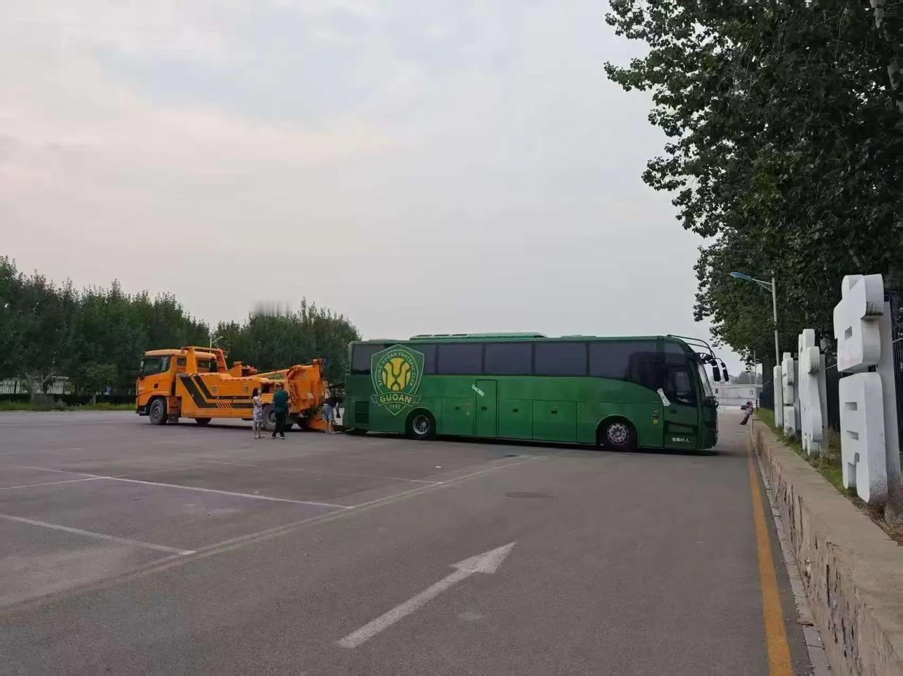 王大雷社媒发布国安大巴车被拖走的图片，回应国安球迷的恶意攻击！另外根据公开信息