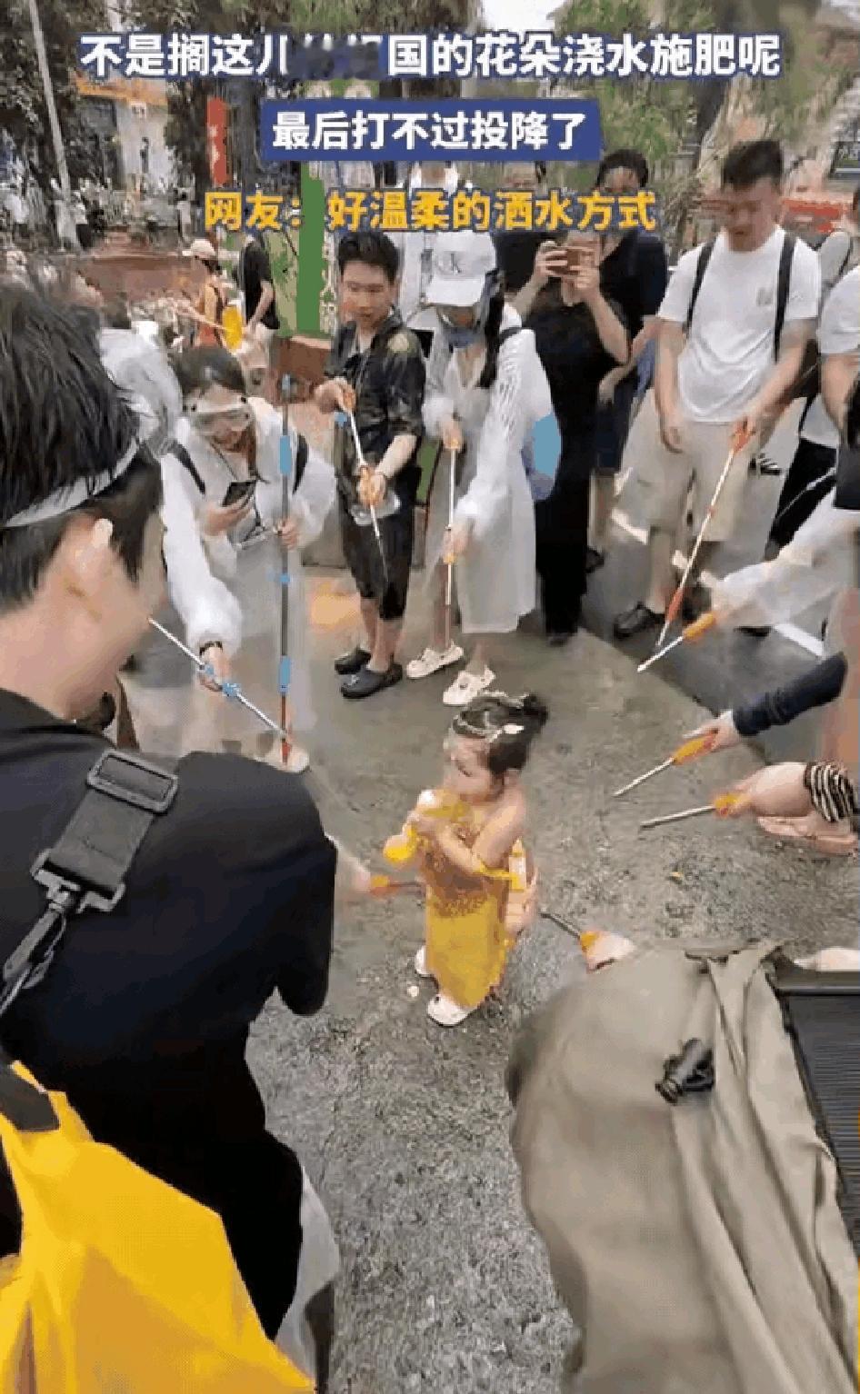 泼水节最可爱“战败”，被这一幕暖到了泼水节街头，亲眼撞见一幕超治愈的画面，