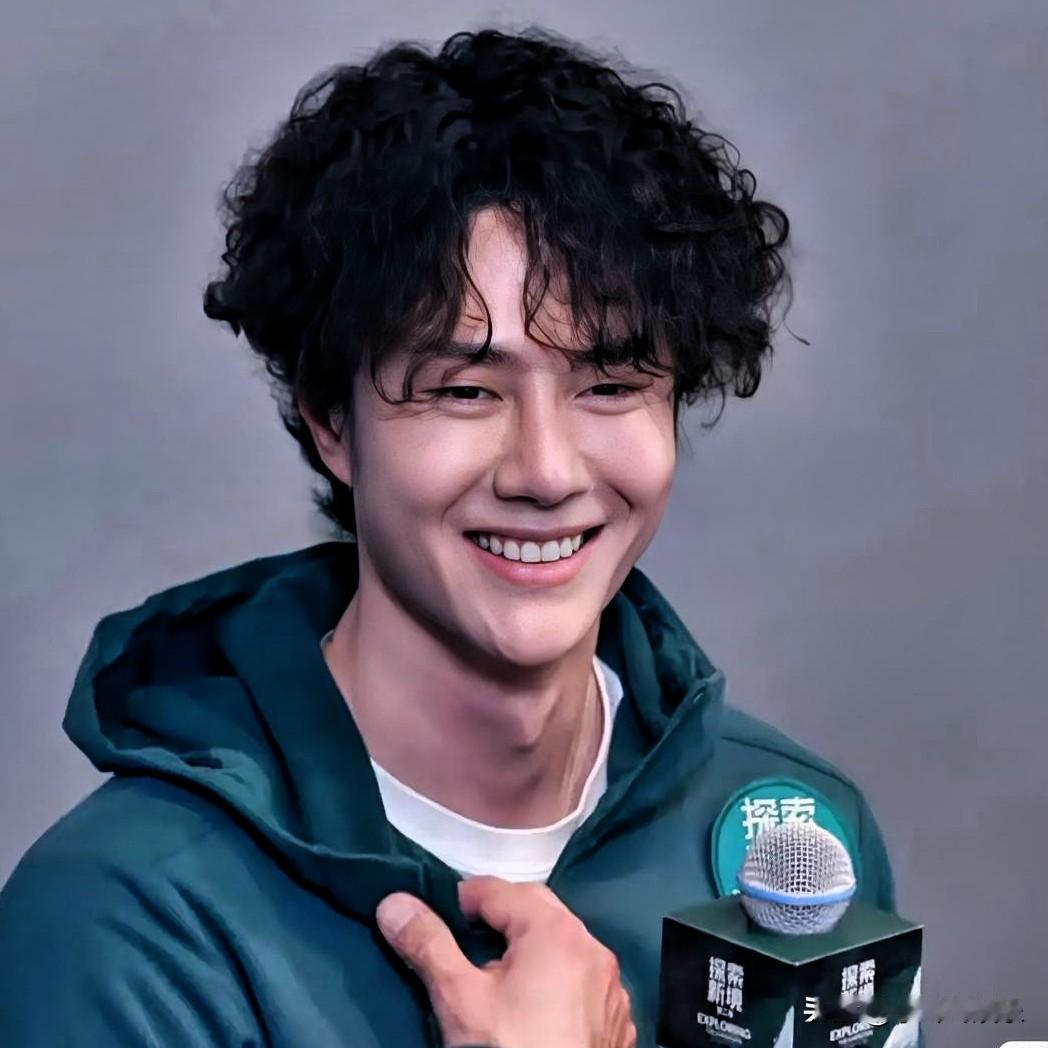 王一博，求求你了换个发型吧原本是五官立体又精致，是内娱少有的清冷大帅哥，