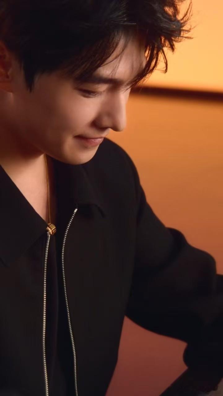 比黄金先闪耀的是杨洋的脸原来顶级帅哥就是帅的如此轻轻松松比黄金先闪耀的是杨洋的脸