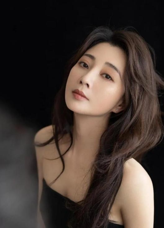 2009年，殷桃在富豪孙东海的疯狂追求下，成为了他的女人，没想到孙东海又惦记上了
