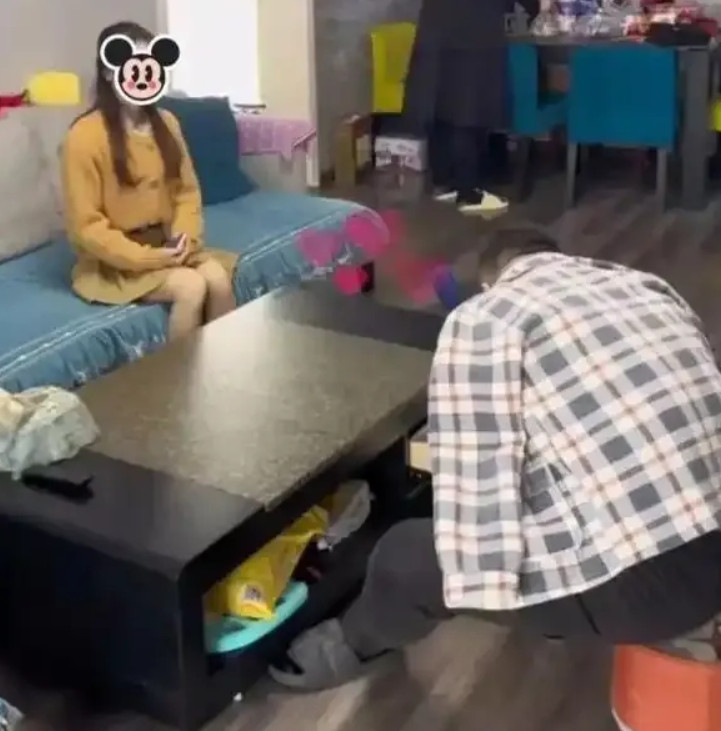 当初生气，老公也不哄我，头脑一发热就离了婚。今天来前夫家拿东西，这才三个月，不敢