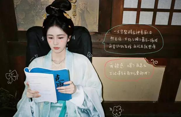 白鹿穿青色古装仙气飘飘，对镜自拍嘟嘴好萌​​​