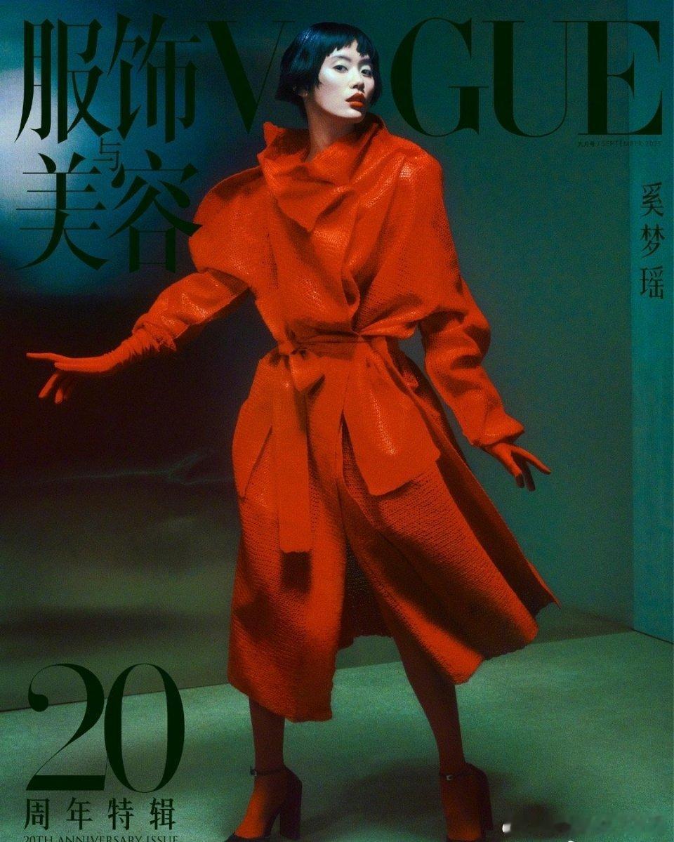 奚梦瑶回宫终究是太久没搞事业了,奚梦瑶在合照中占的都是边边角角的位置了,这个真的