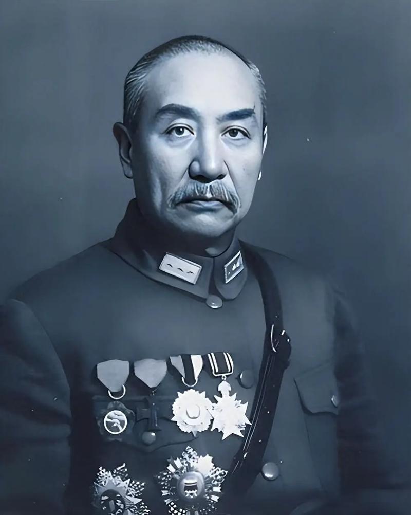 1945年10月，因为一行字，阎锡山下令将秘书李蓼源处死，政卫师长觉得李蓼源年轻