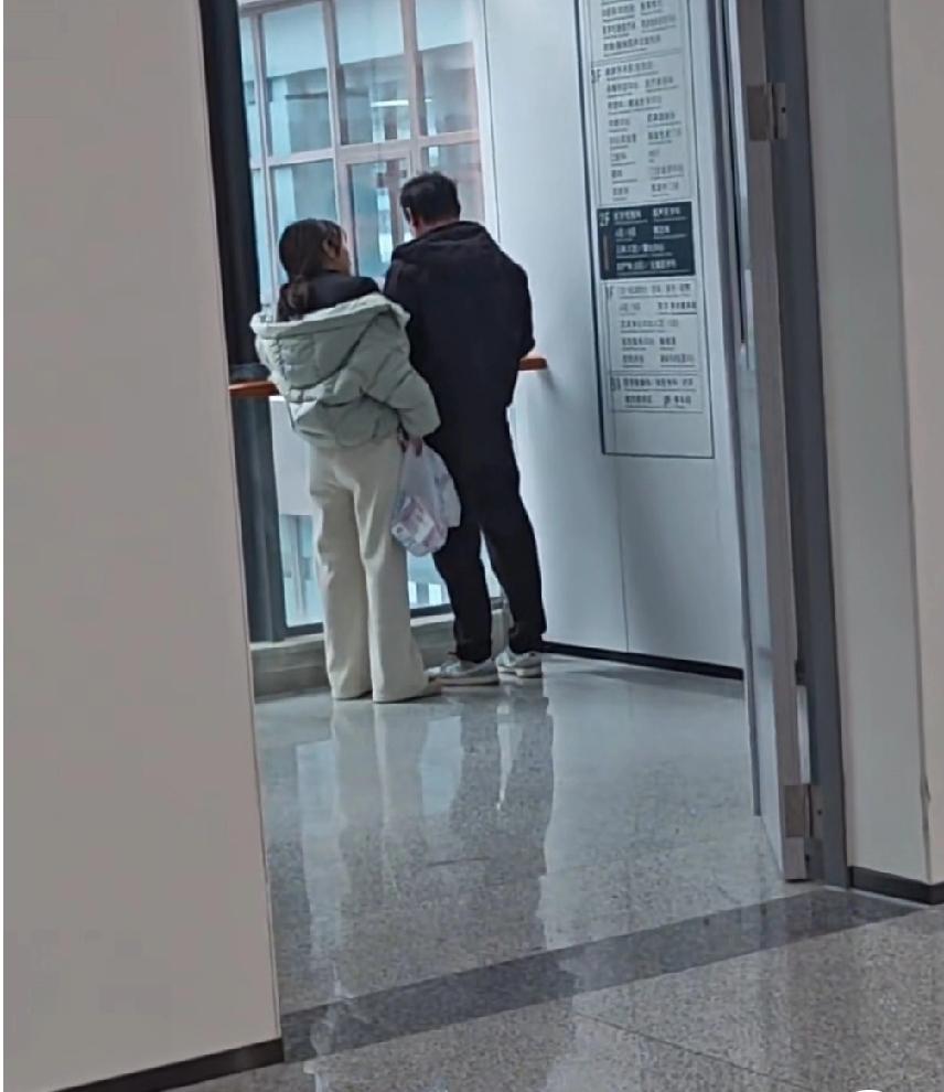 网友提供的素材：医院走廊上，疑似男子招嫖中招，医院检查结果出来后，老婆气得扇了6