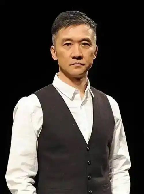 2011年，黄志忠把自己在北京的两套千万房产、200万存款和名下所有车，一把塞给