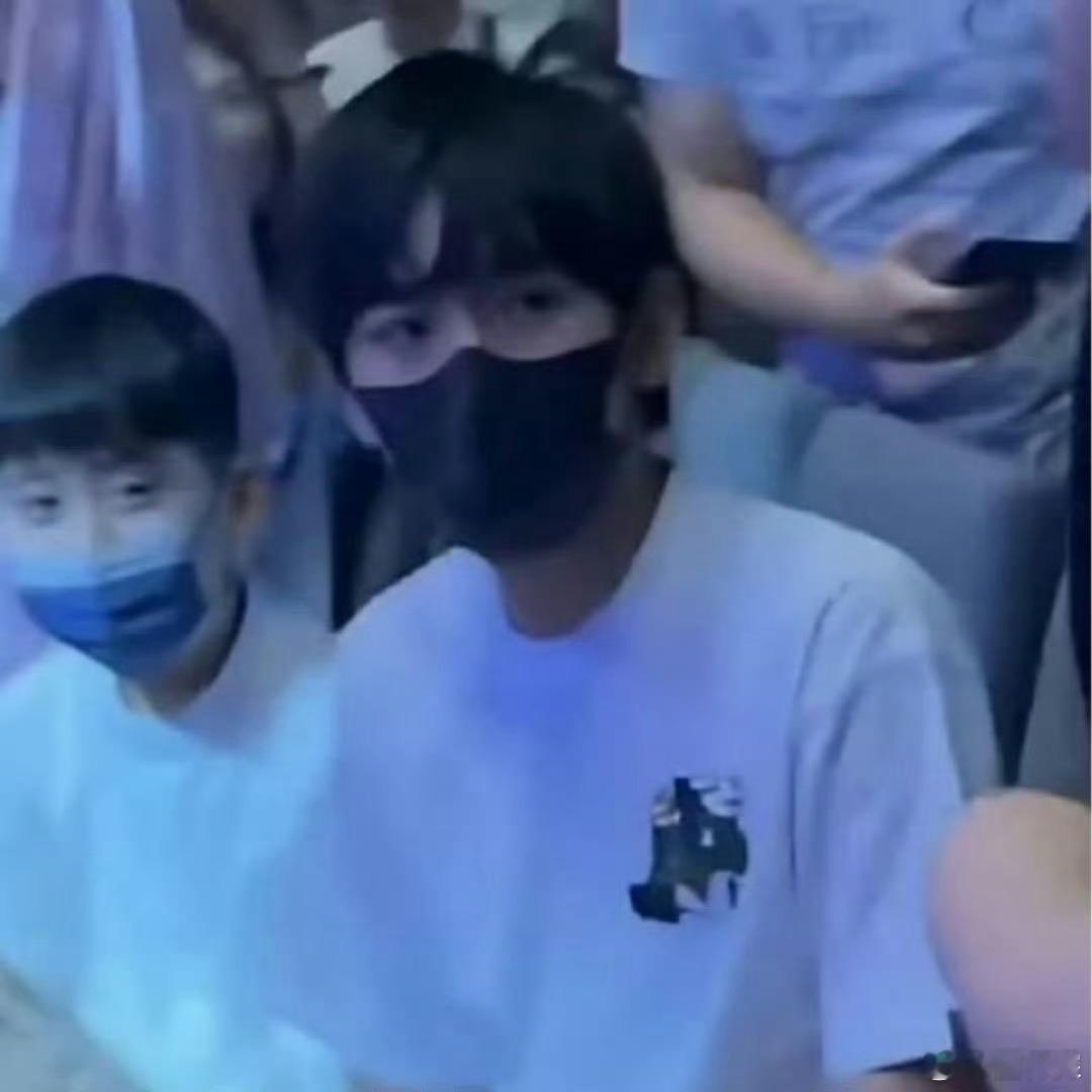 KiMi已经16岁了16岁了妥妥的大帅哥🎂​​​
