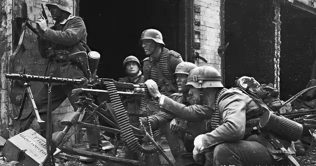 二战时，德国士兵的机枪阵地有两名副手伺候主机枪手，子弹背在身上随时输送，这种机枪