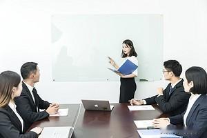 公司有一个人，小领导级别，自身能力差，却到处怪这个能力弱那个能力差，批评也只会找