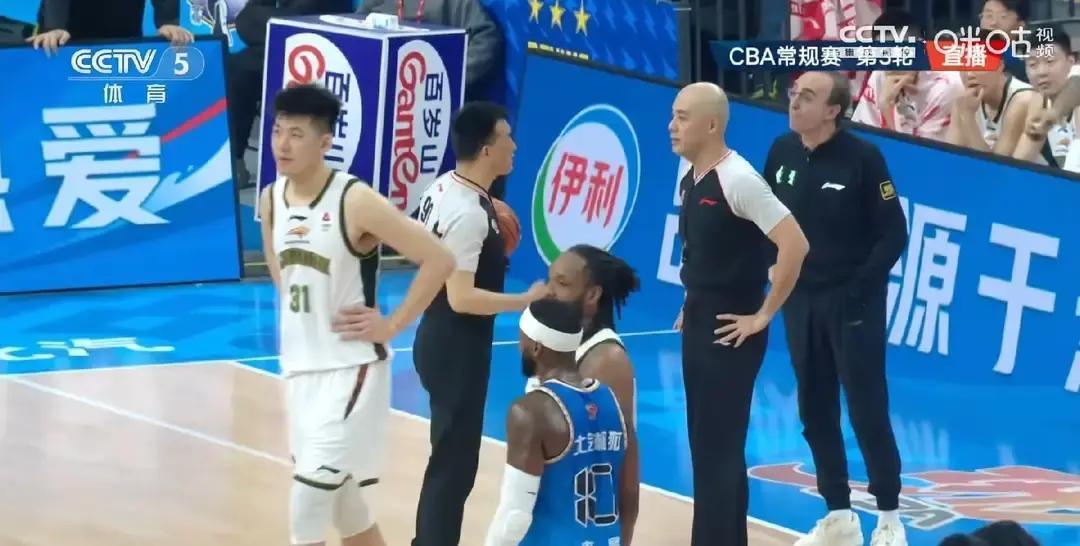 他们赛后给你看裁判报告，但永远不会告诉你第三节结束前杨鸣把战术板摔成了三瓣。