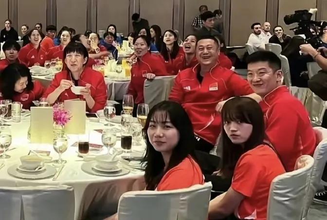 女排参加世联赛香港站晚宴：“铁面无私”的赖亚文一边喝汤一边笑这两天排球圈最暖的