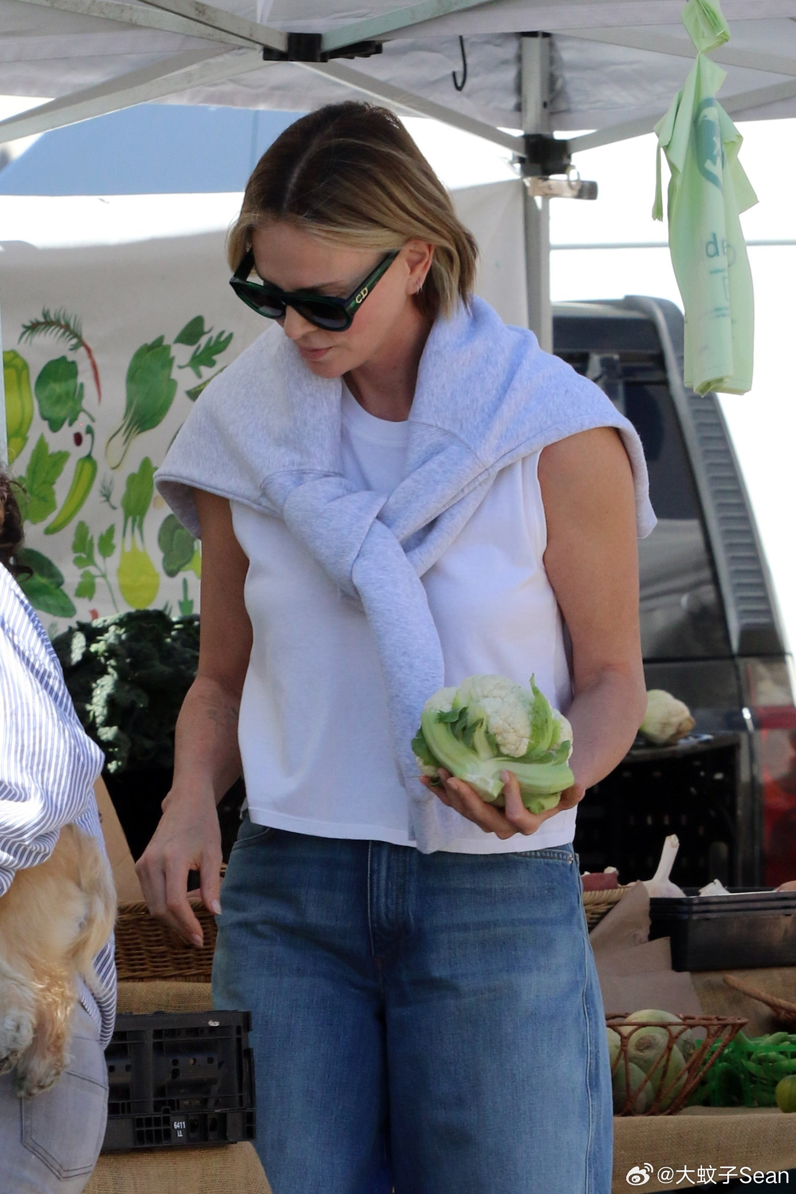 CharlizeTheron查理兹塞隆和Jackson在洛杉矶外出，到一农贸市