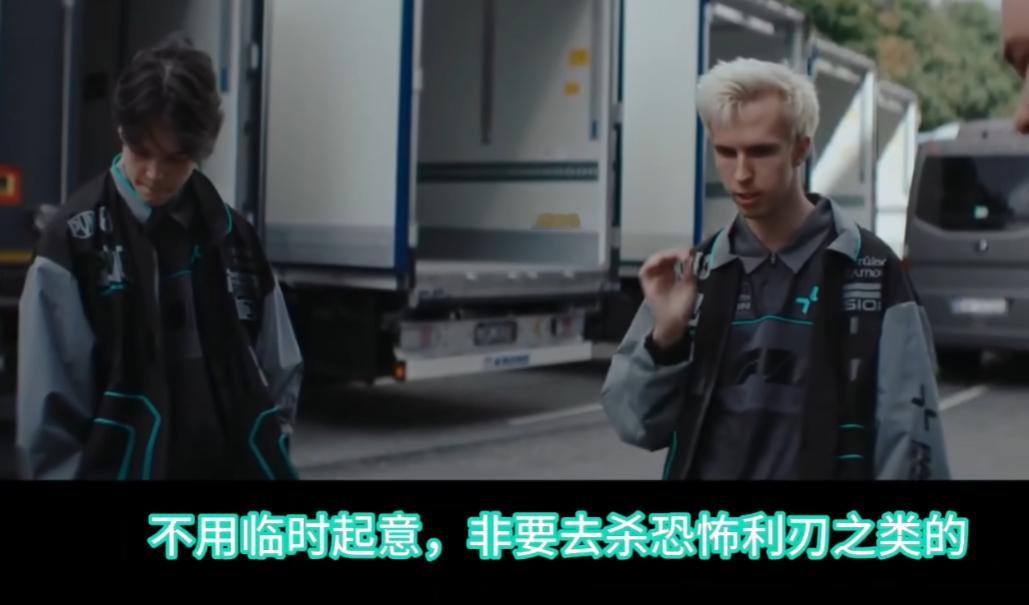 在P-VISITION发布的TIVLOG中，有一幕是小孩哥跟队友赛后复盘探讨该