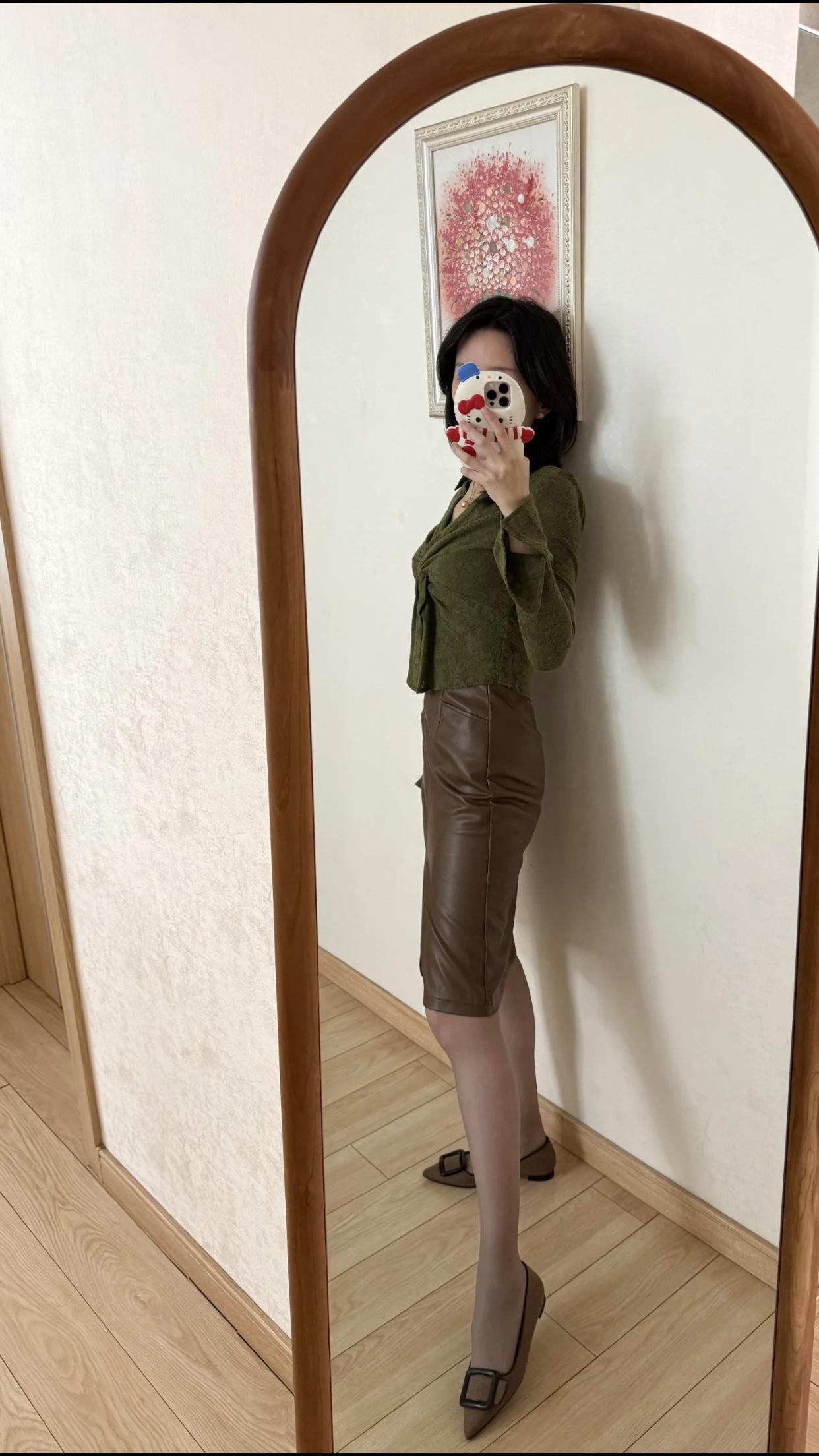 每日搭配分享·时尚穿搭优雅穿搭指南：绿衣+闪亮短裙，高跟鞋点缀，完美造型！👗?