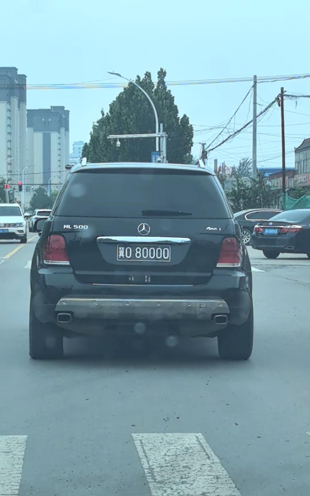 着是什么车牌