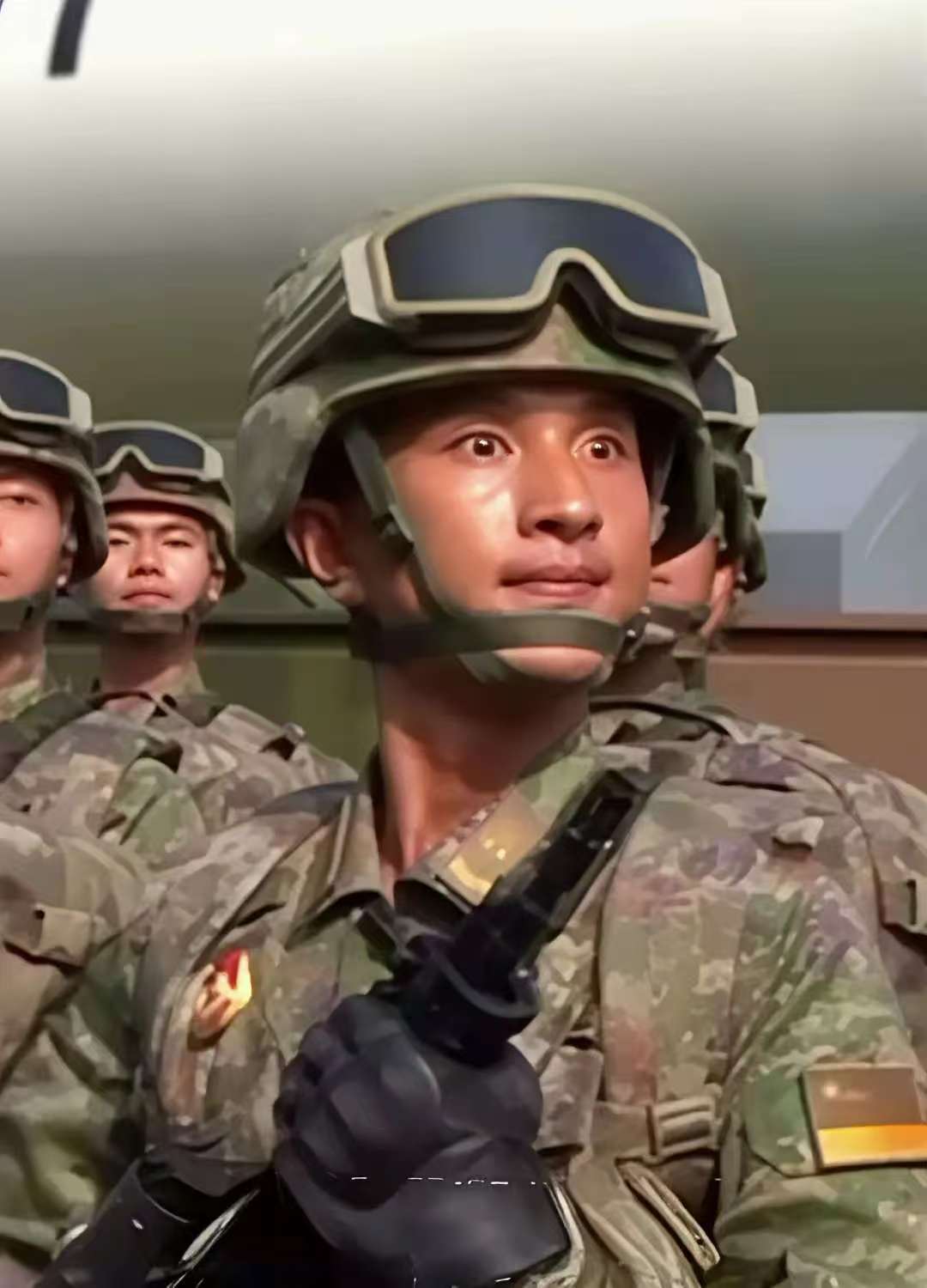 外国人评价中国军队眼神都带着杀气，我认为，这是羡慕眼光，因为他们根本做不到。