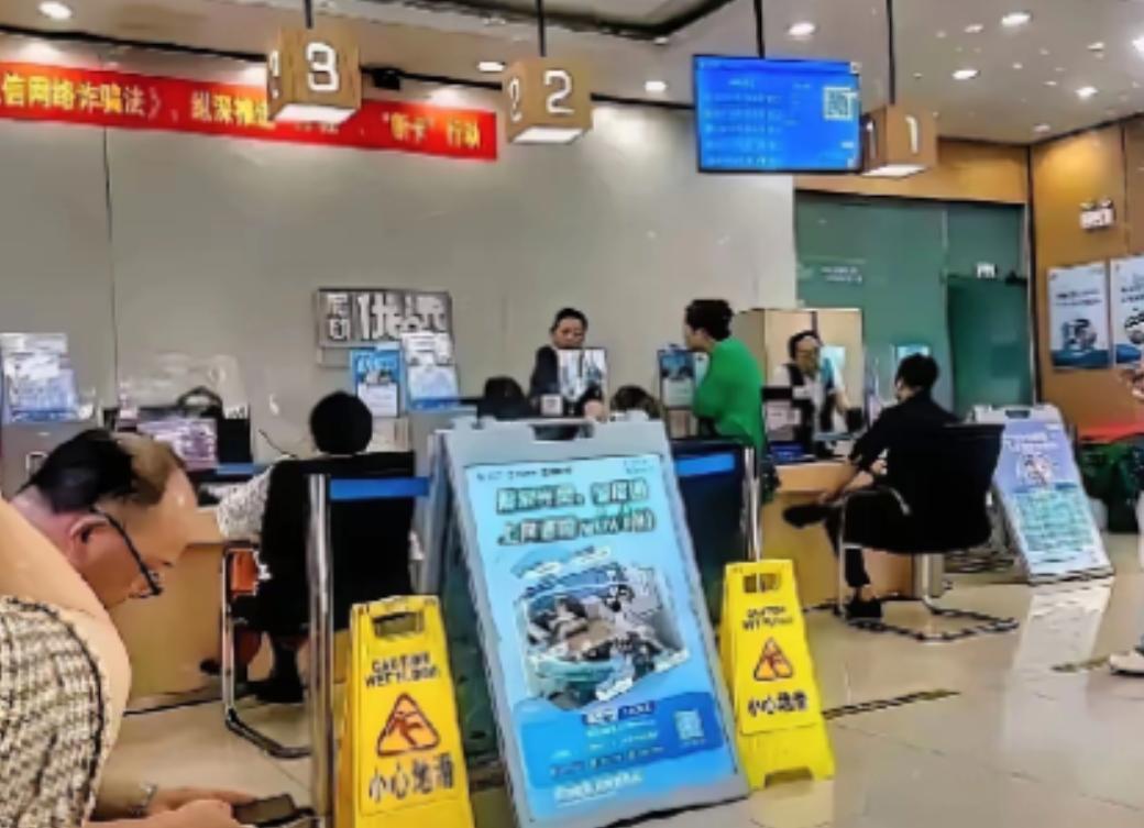 “杀熟”某营业厅内一大姐举着用了15年的号冲柜员吼：“新用户39元就160G，我