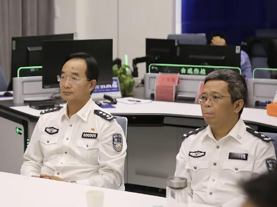 两位白衬衫警官，哪个级别高一些呢？一个是一级级警监，一个人二级警监！一个