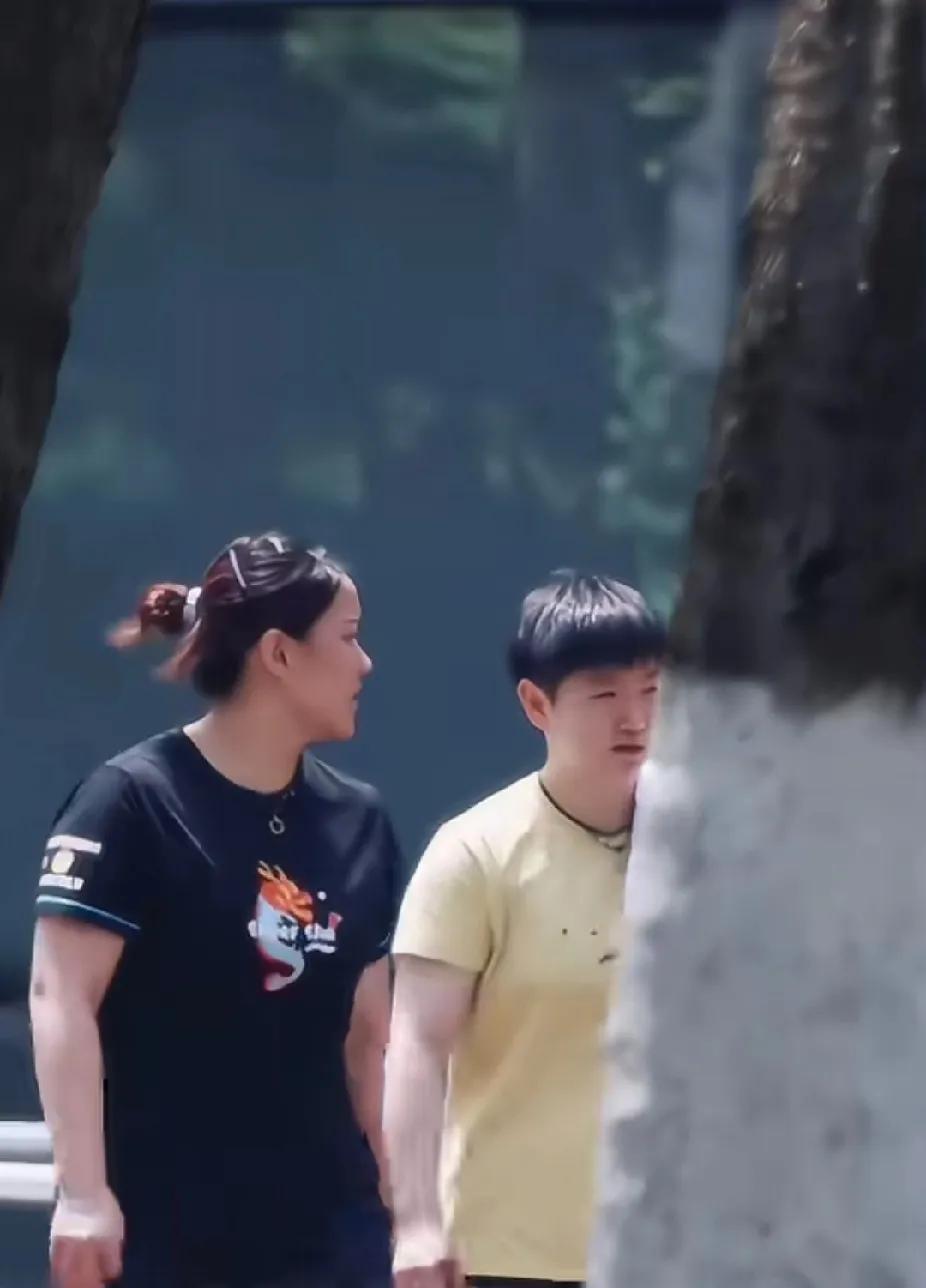 捕捉孙颖莎日常今日份幸运！5月4号偶遇孙颖莎下训。她披着毛巾，和孙铭