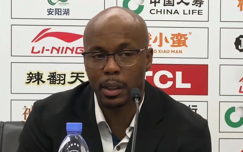 网上热炒的米切尔，会执掌广东宏远帅印吗？未必。两大原因，一是价钱，二是作用不匹