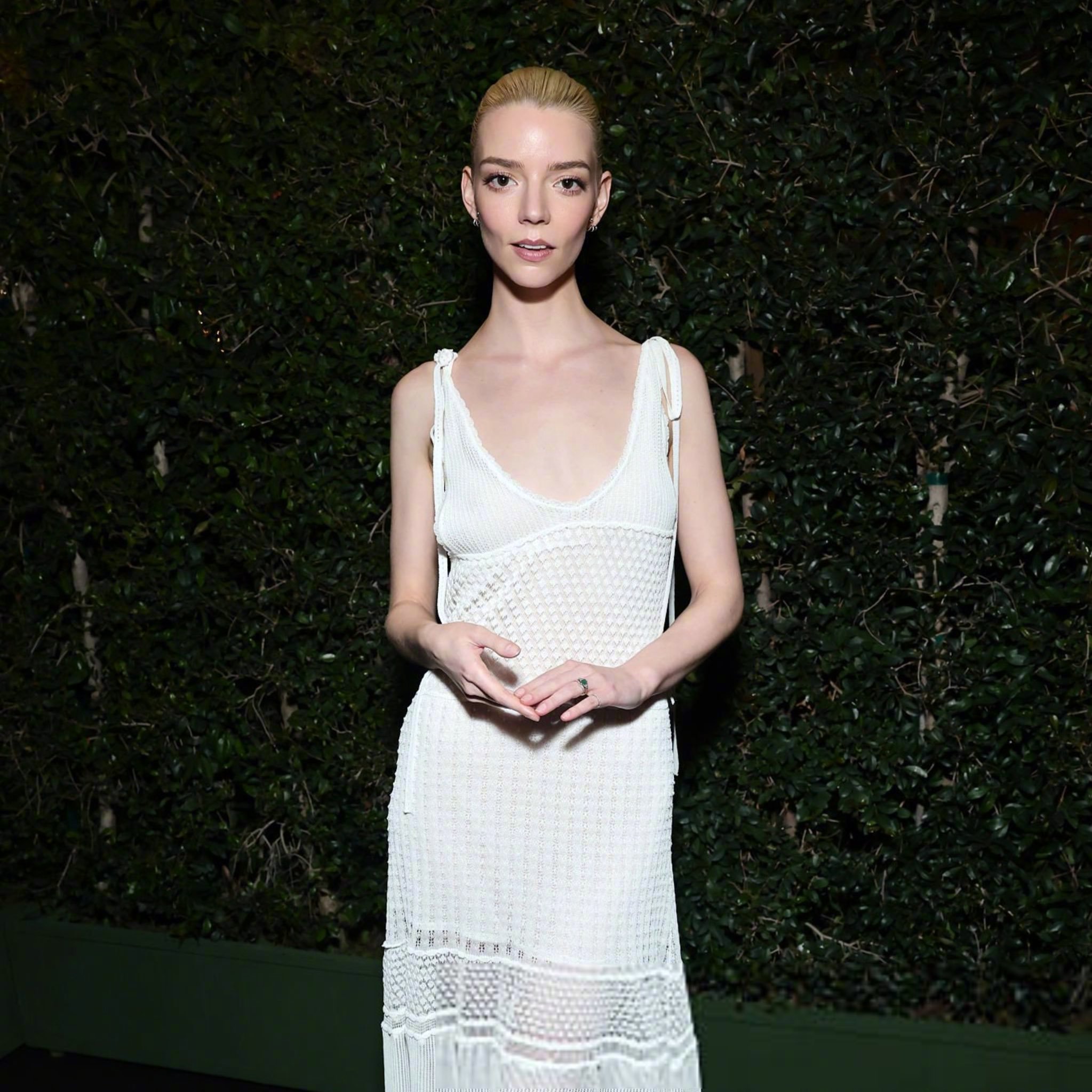 安雅·泰勒-乔伊出席《W》杂志与迪奥联合举办的奥斯卡预热晚宴。