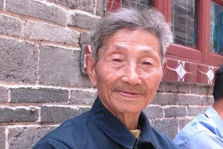 1979年，一位63岁的农村老汉在北京当街“碰瓷”检察长黄火青的车子。司机喊他赶