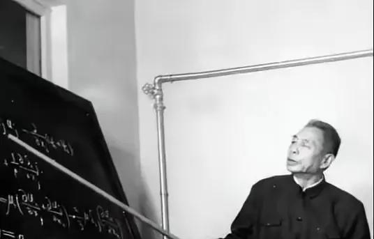 1952年，王淦昌邀请束星北加入中科院。束星北把头一扬，说“中国科学院有些人属于