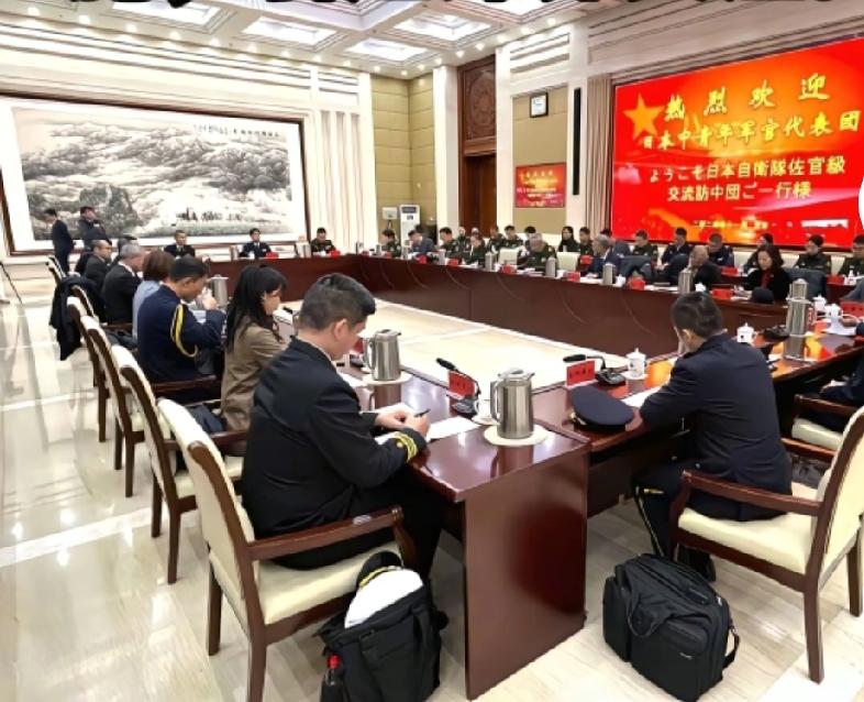 日自卫队校官团低调来中国访问，十几个校官难得被许参观军营！这就是双方深化防务领