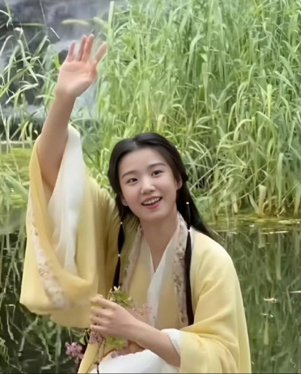 演技灵+长得像，网友问卢昱晓能否胜任赵灵儿这个角色，有刘亦菲18岁时的样子