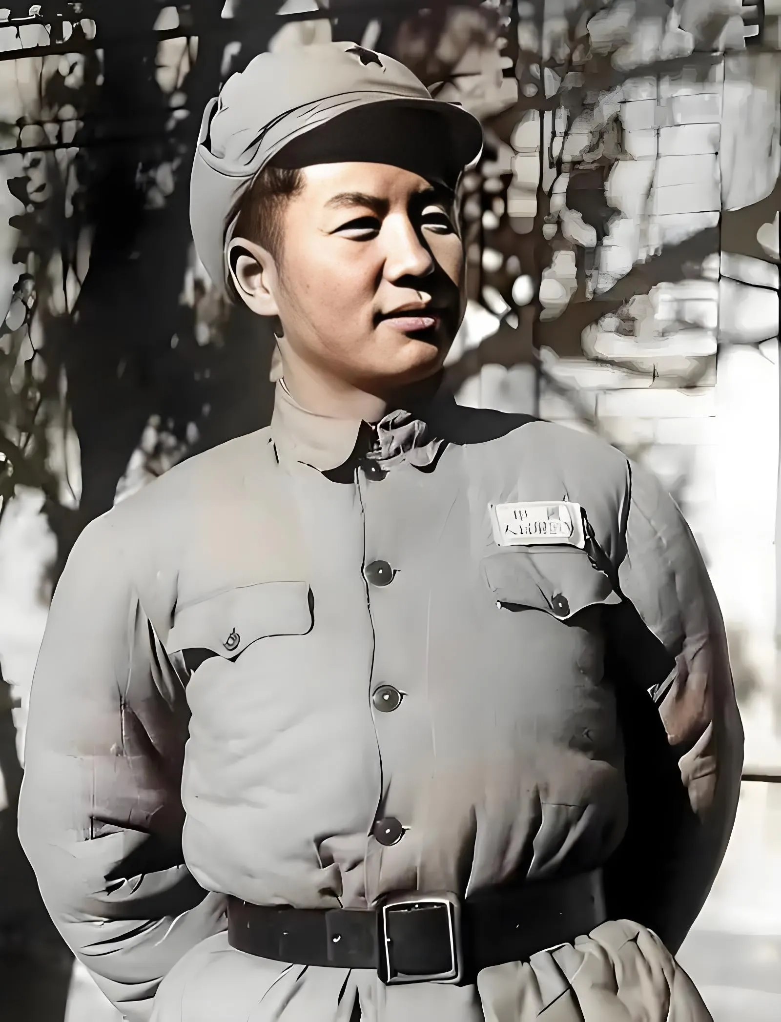 1943年，在狼牙山养病的杨成武，被鬼子包围在山顶没了退路，在这危急时刻，一位老