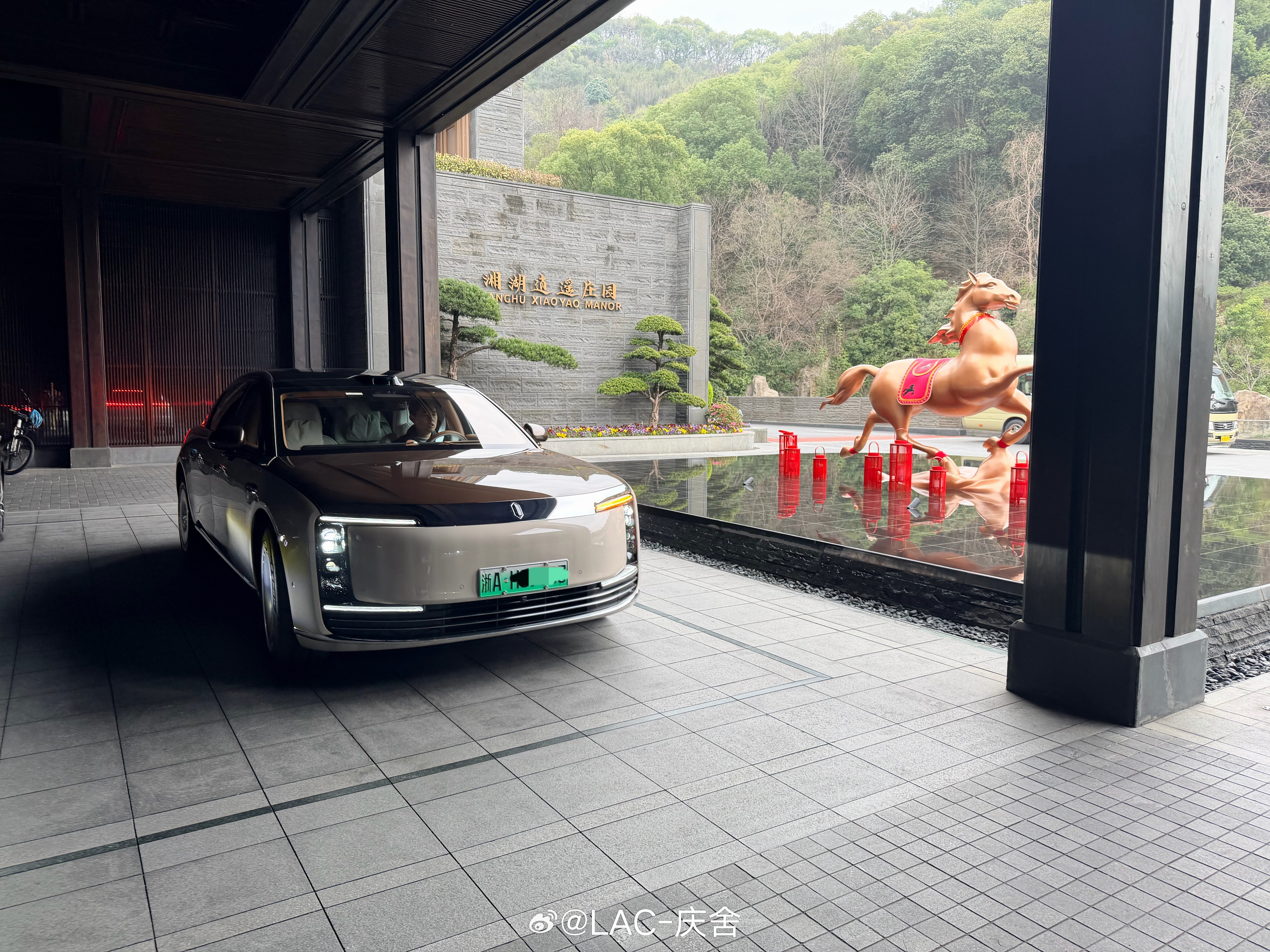 今天来杭州出差，让司机从上虞家里给我送了点东西，顺道把尊界s800的首保在杭州