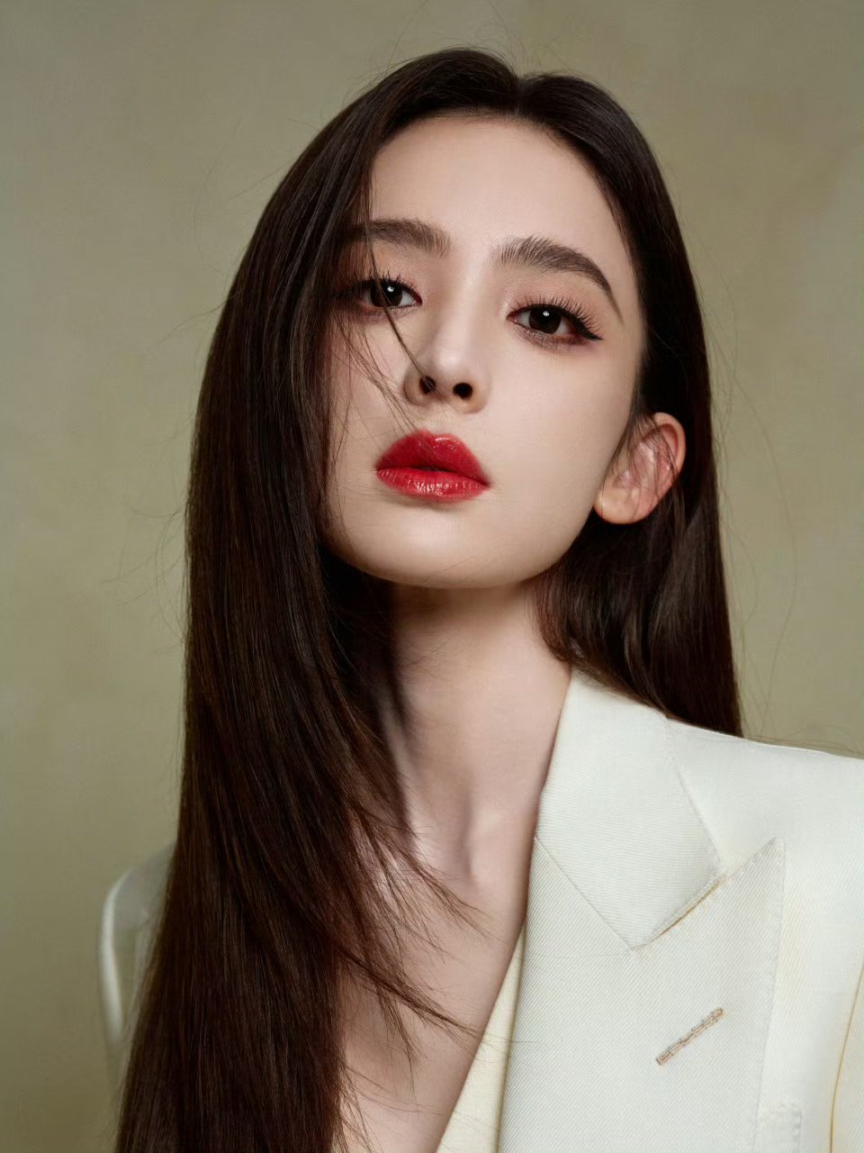 娜扎把脸向你贴近想要索取一些东西​​​