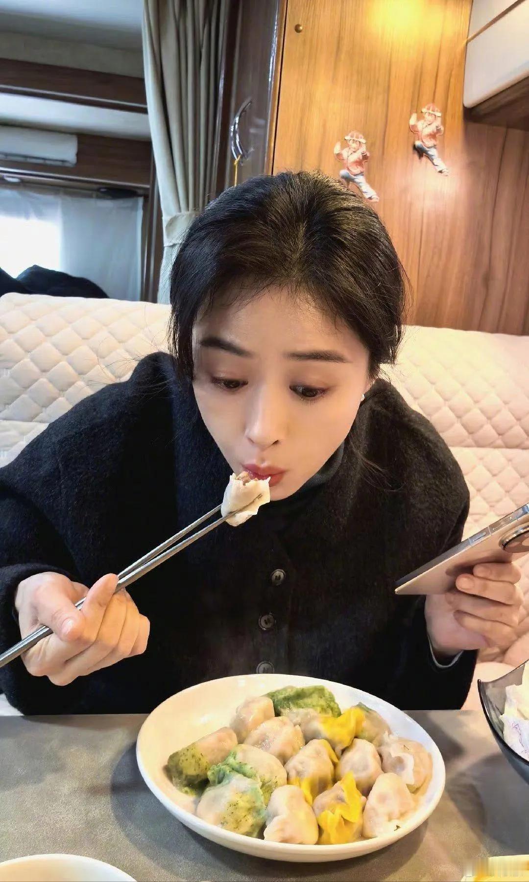 蒋欣冬至吃饺子太接地气！小脸抢镜状态超赞冬至这天，蒋欣晒出了自己吃饺子的随