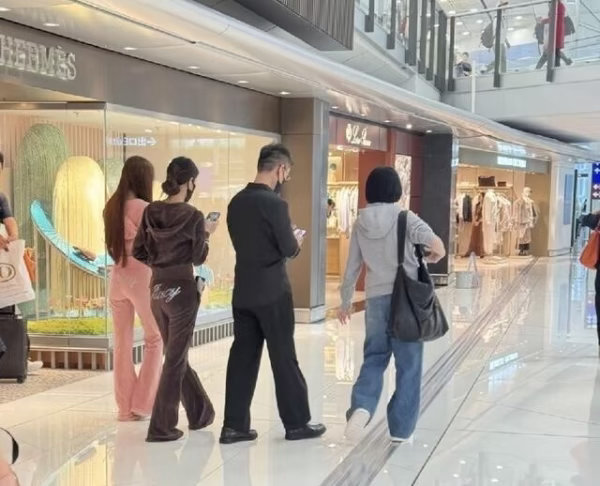 网友偶遇小S一家在香港购物，小S两个女儿穿的衣服还是很多年以前的旧款，不过她们姐