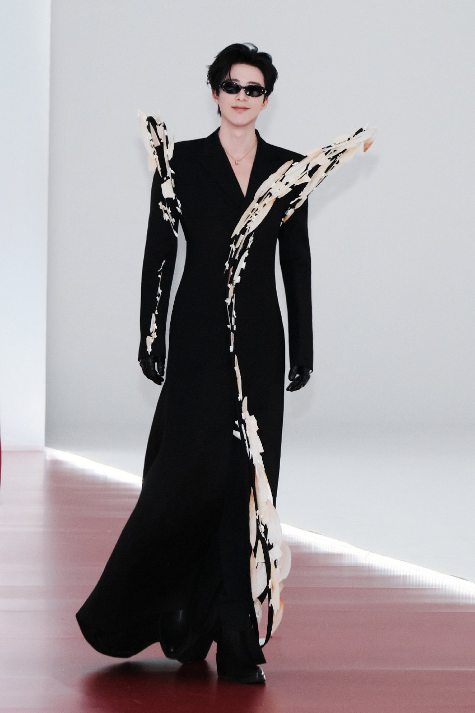 解锁新荣誉！从街头直播唱歌到被《人民日报》点赞，从“网红歌手”到全能艺人，他从