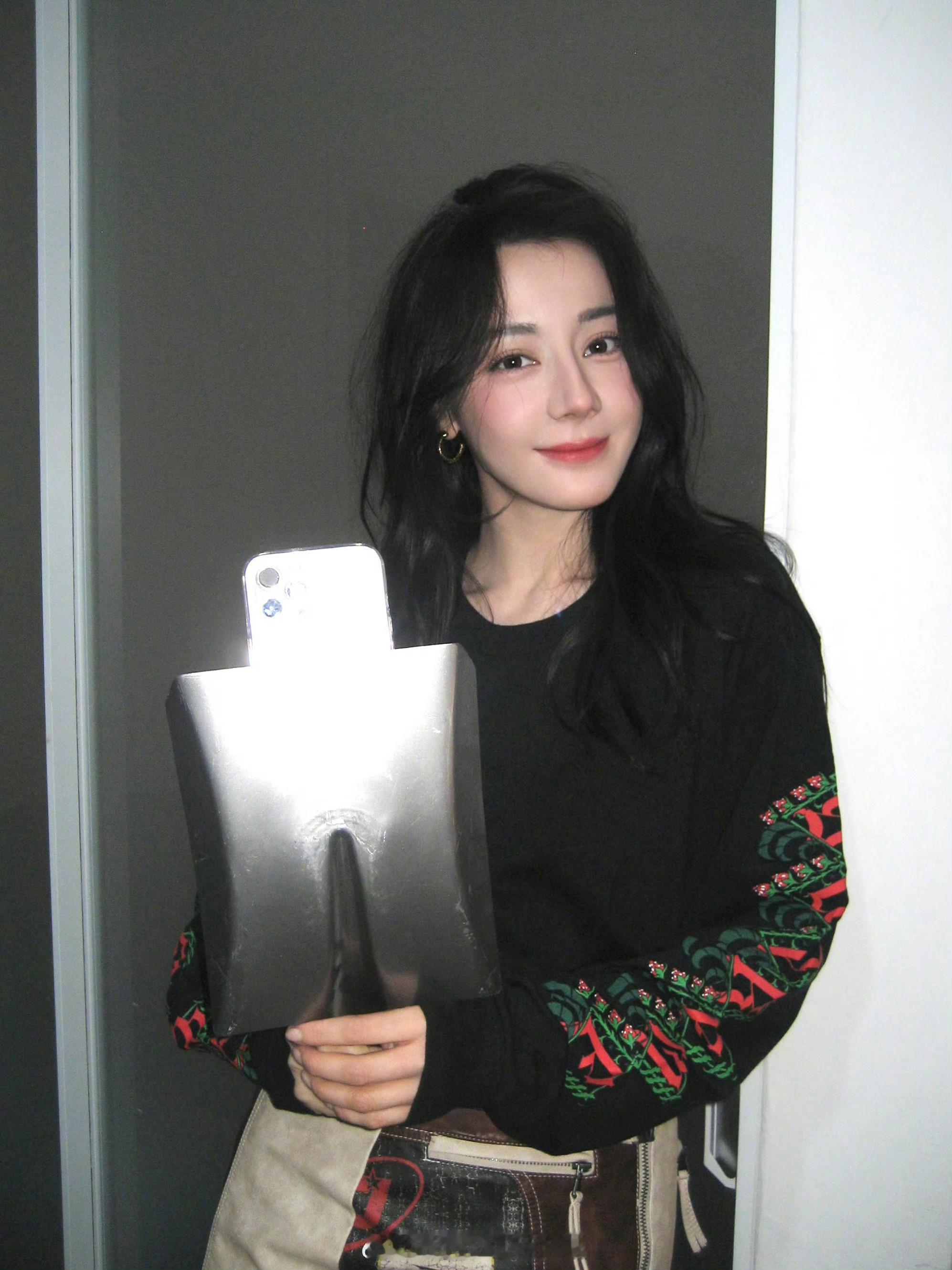 好家伙谁给迪丽热巴买的手机壳这手机壳不就是网上很火的恶搞手机壳吗？这种类型，大学