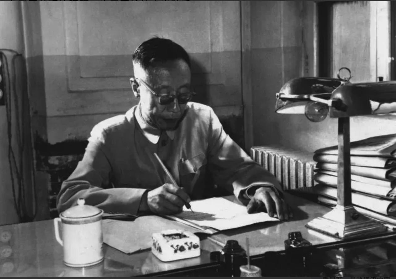 1959年，溥仪出席一个晚宴，郭沫若发现他有考古潜力，便拍了拍他的肩膀，邀请：“